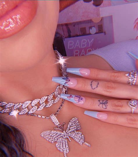 This nail art with a sugary pink rough pattern, and pointy nails on small fingers. . Baddie y2k nails aesthetic